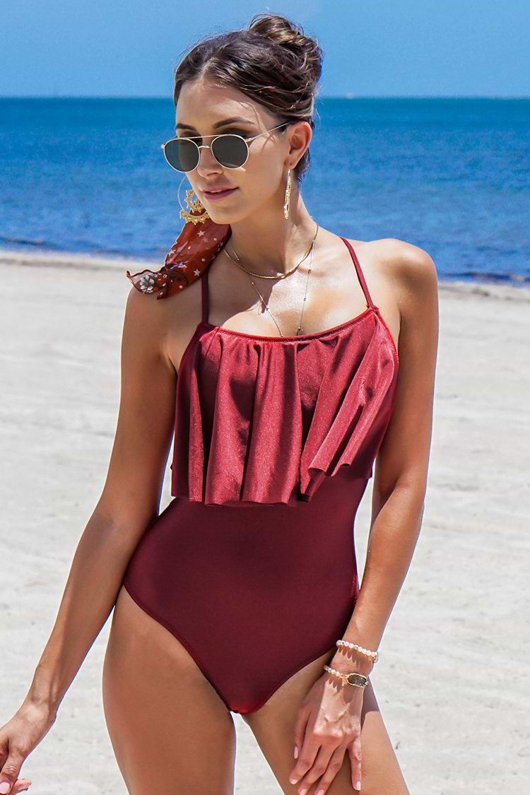 Einteiliger Badeanzug mit rotem Volant