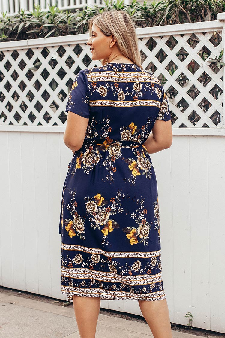 Große Größen Kleid mit Blumenmuster und Wickeln in Marinenblau