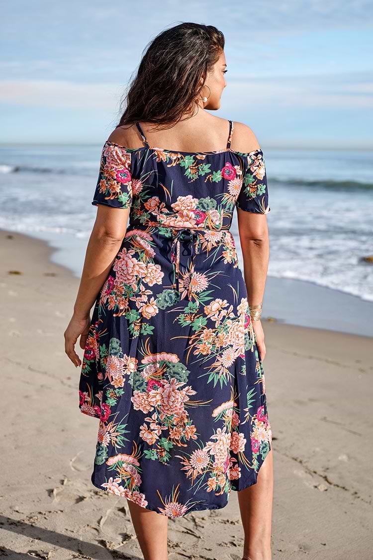 Große Größen Wickelkleid mit Floralem Muster