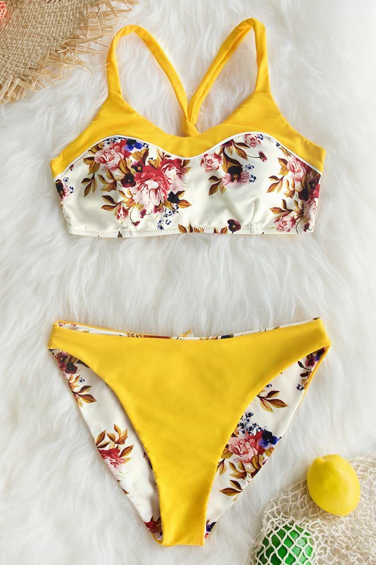 Gelber Bikini mit Blumendruck und reversibele Hose