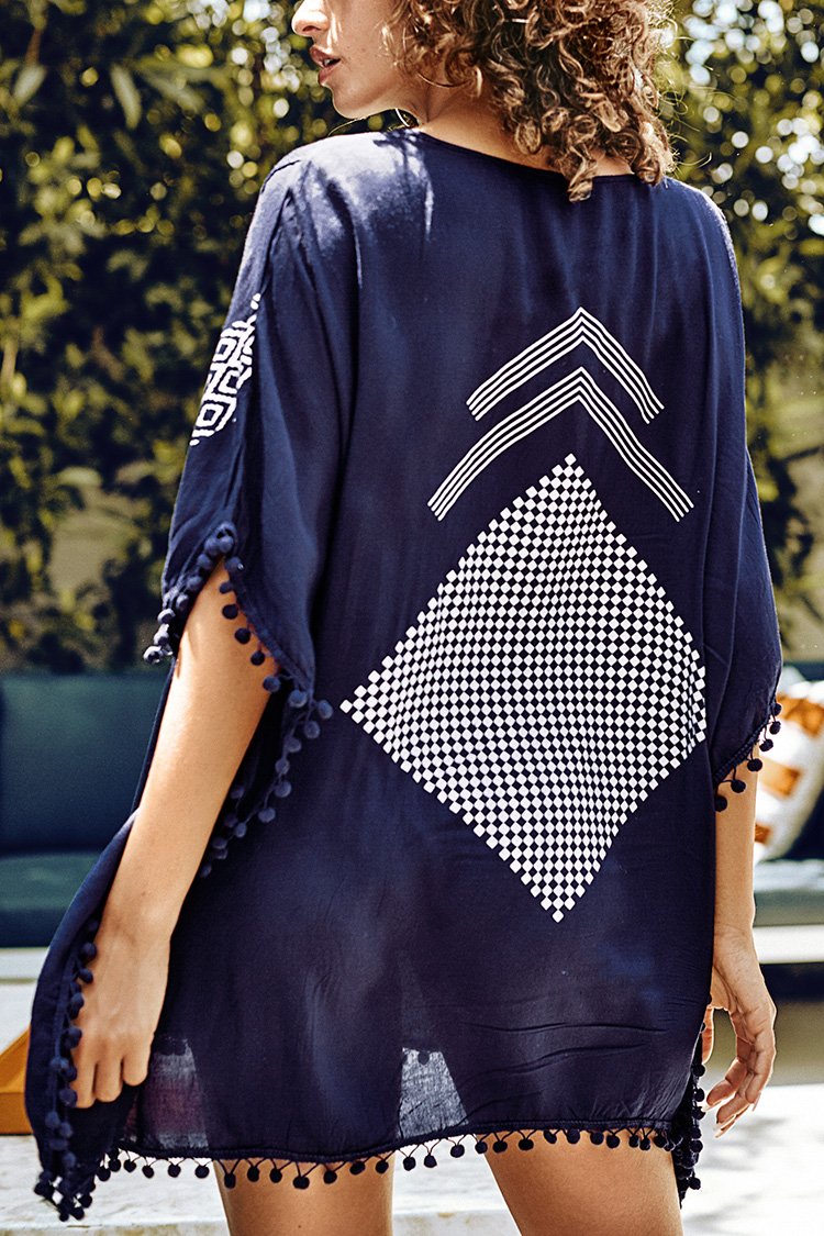 Geometrische Cover Up mit Pom-Pom Trimm