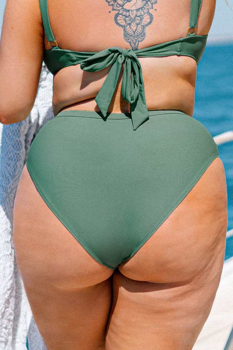 Calzón para bikini de tallas grandes con detalles fruncidos verde de Braylee