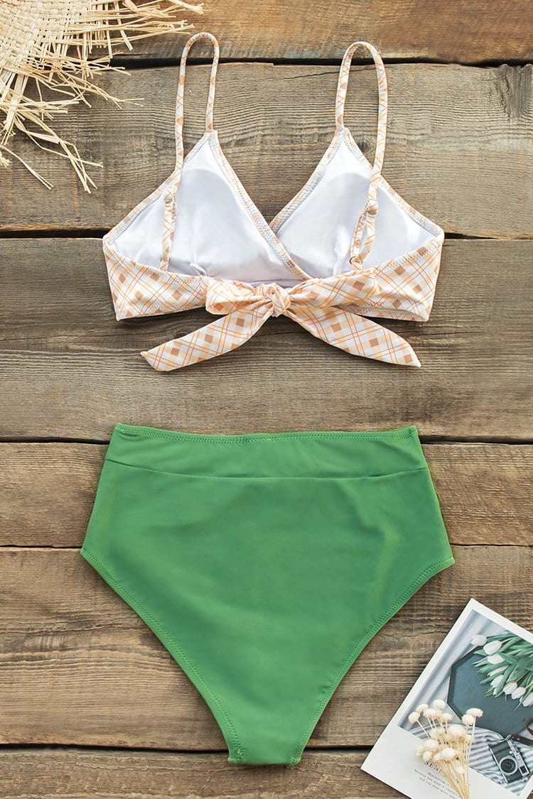 Gelber Plaid Bikini mit grüne High-Waited Hose