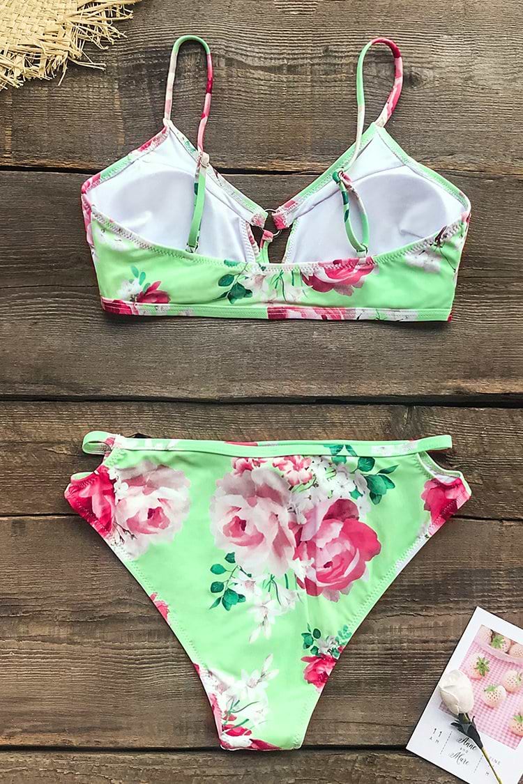 Minzgrüner Bikini mit Blumenausschnitt