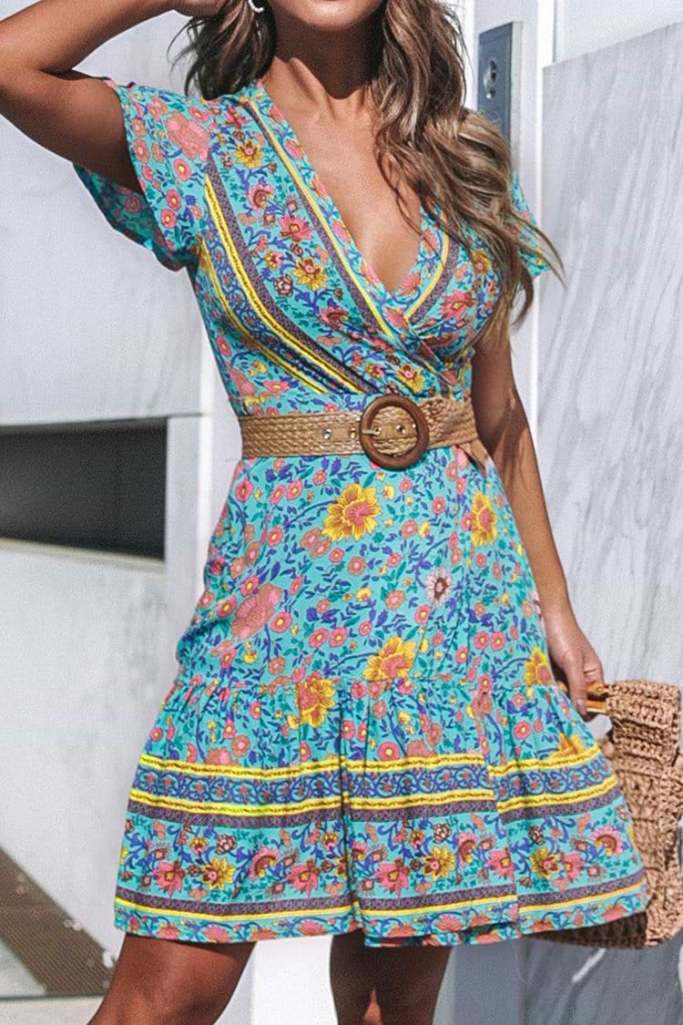 Blaues Kleid mit Blumenmuster und V-Ausschnitt