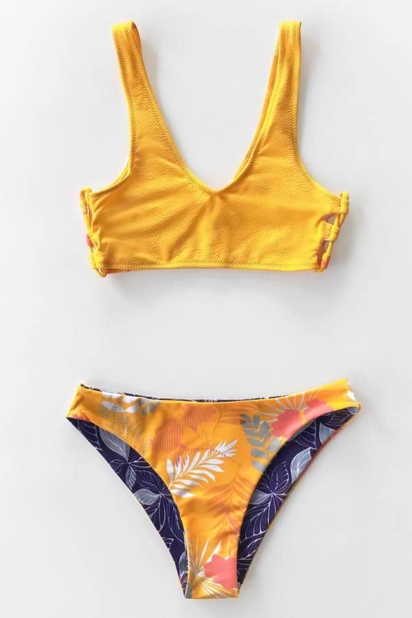 Blumiger und belaubter sportlicher Bikini