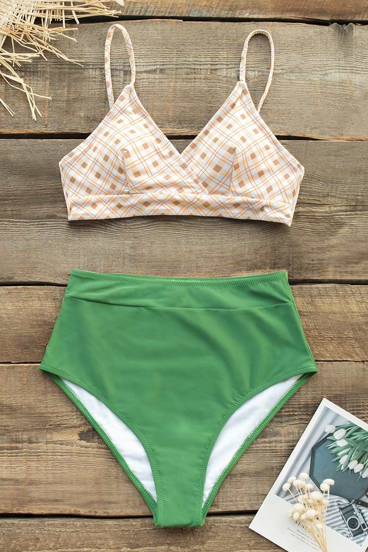 Gelber Plaid Bikini mit grüne High-Waited Hose