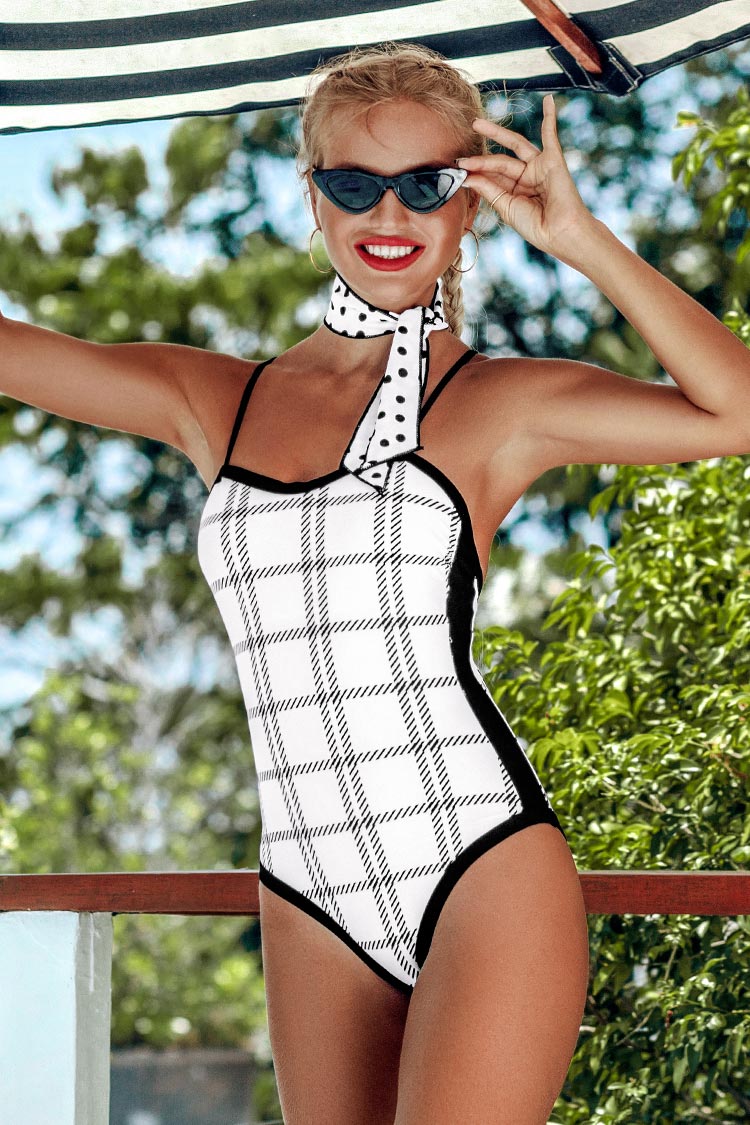 Weißer und schwarzer karierter Badeanzug