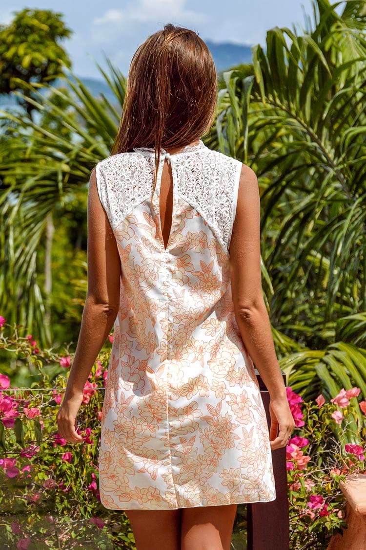 Süßes ärmelloses kurzes Blumenkleid