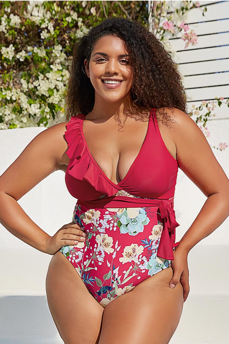 Große Größen Badeanzug mit tiefem Ausschnitt