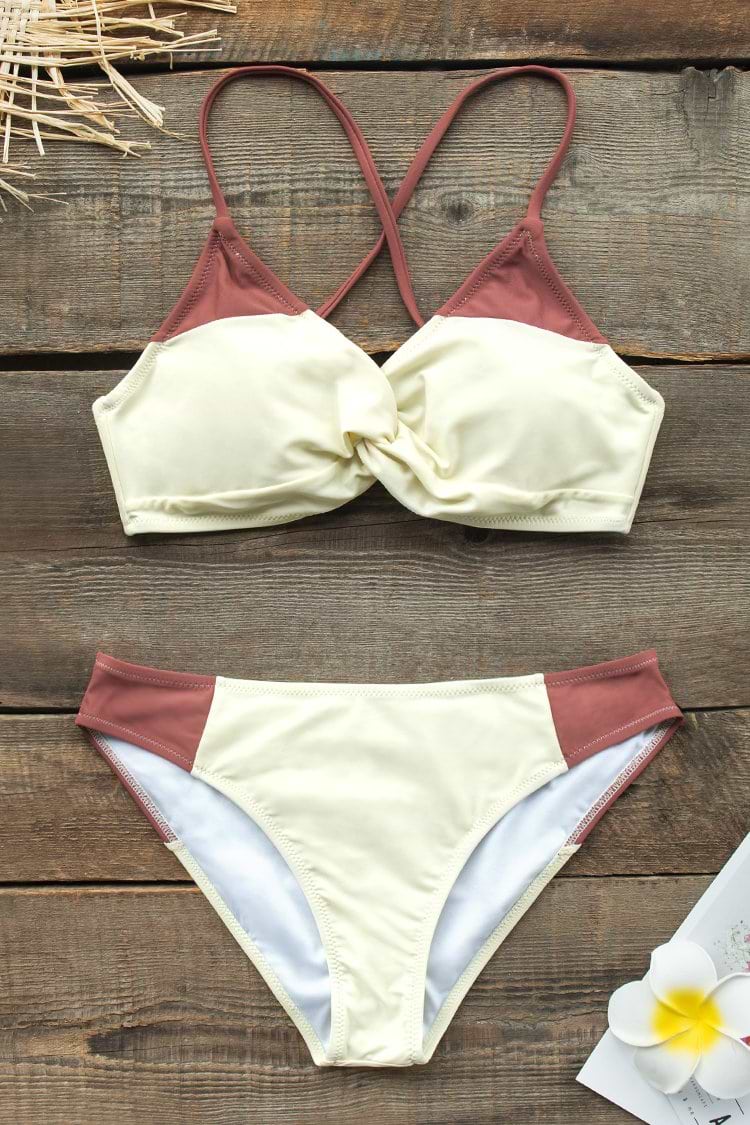 Roter und weißer gewickelter Bikini