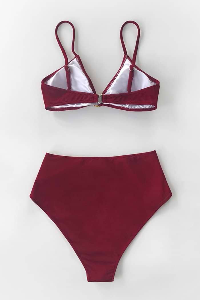 Tiefroter Bikini mit hoher Taille