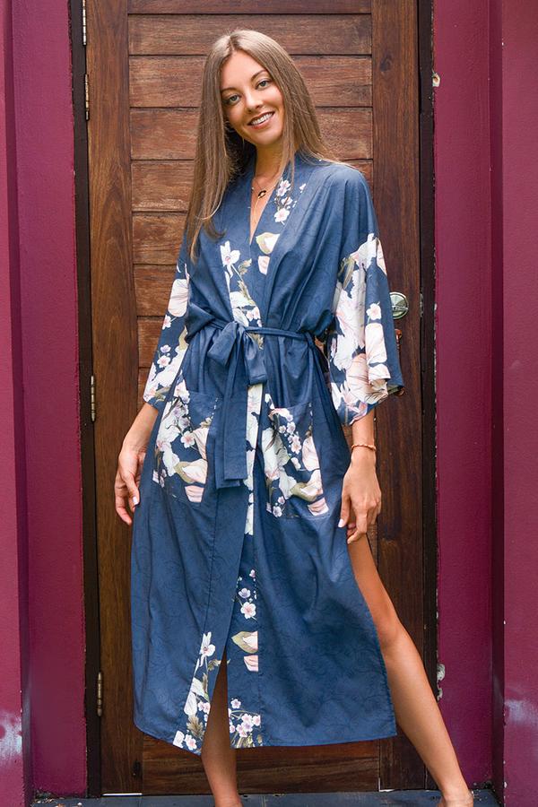 Langer Kimono mit Pfauenblumenmuster