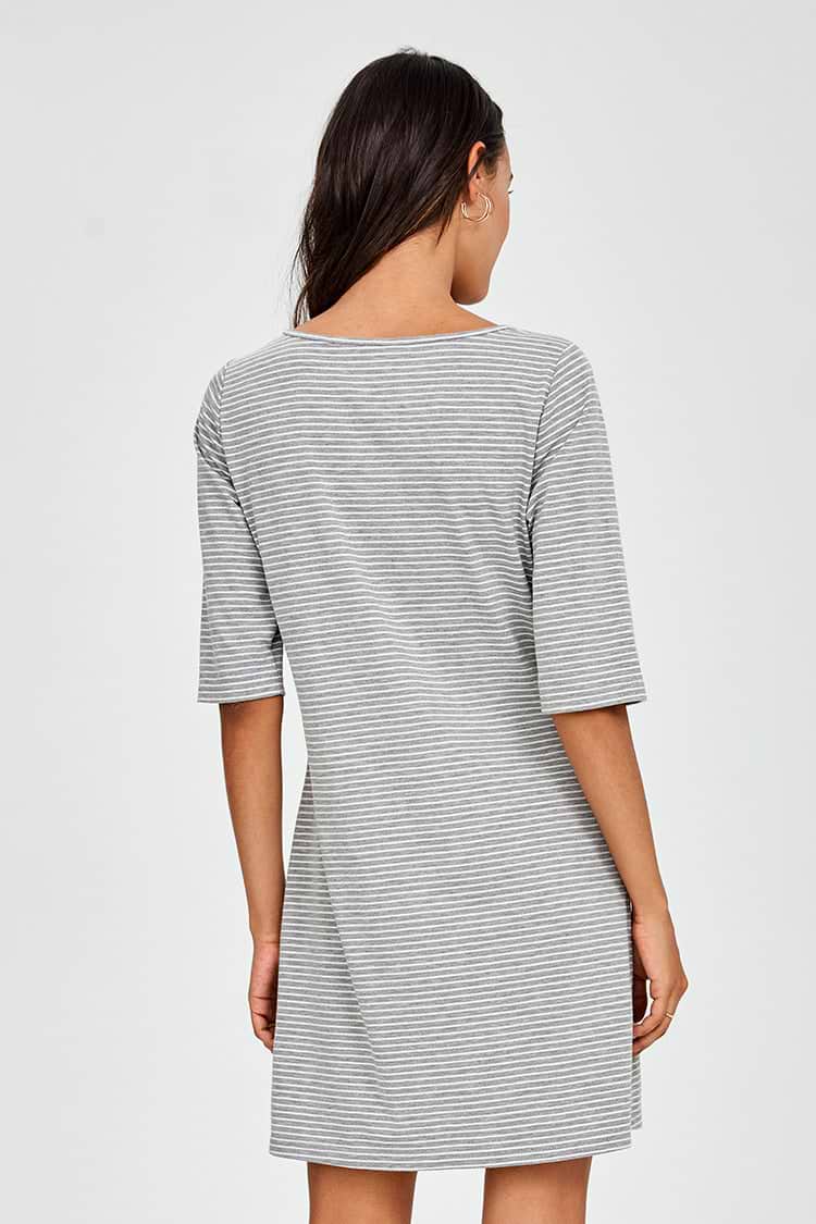 Gestreiftes Kleid mit Taschen in grau