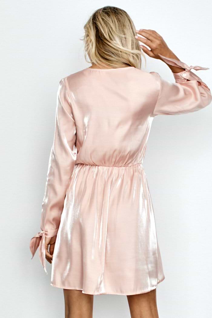 Robe de soirée en satin avec manchette nouée