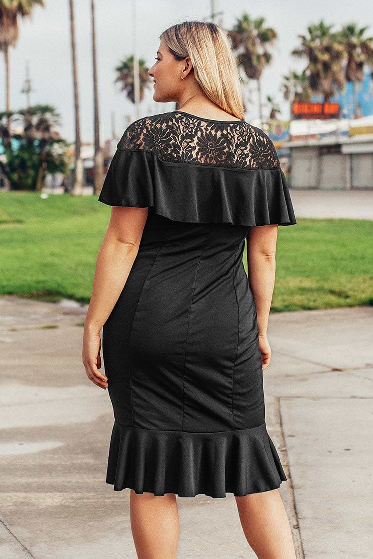 Robe grande taille en dentelle noire à volants