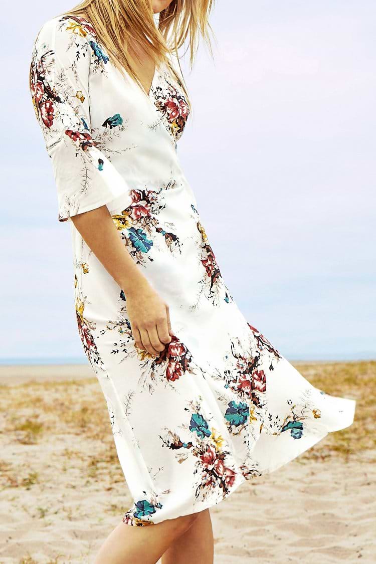 Robe blanche à taille haute et à bretelles croisées