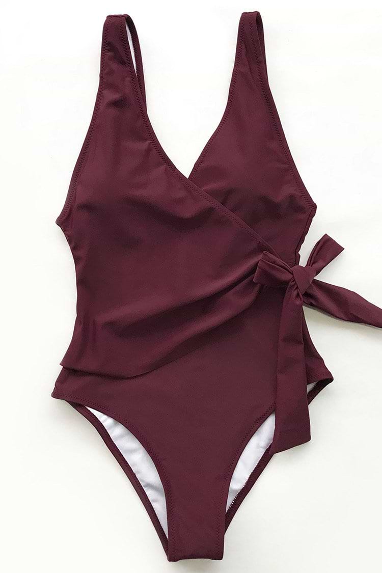 Maillot de bain une pièce avec ceinture rouge