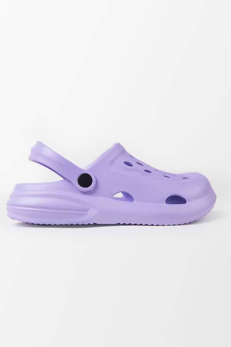 Lila Crocs mit quadratischem Zehenbereich