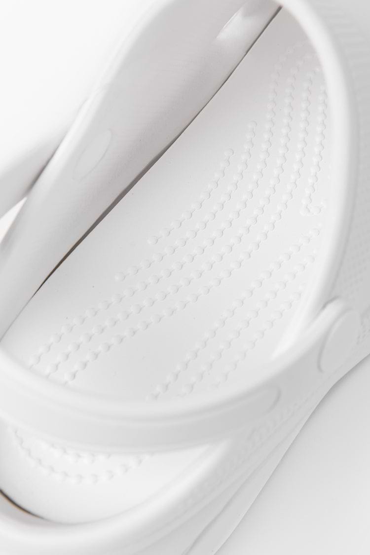 Flache Crocs mit quadratischem Zehenbereich