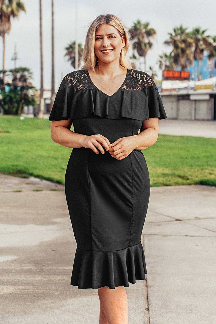 Robe grande taille en dentelle noire à volants