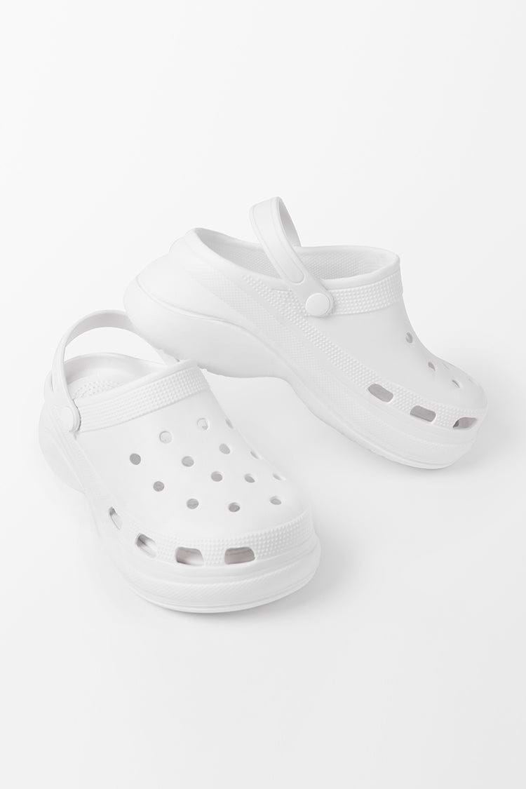 Flache Crocs mit quadratischem Zehenbereich