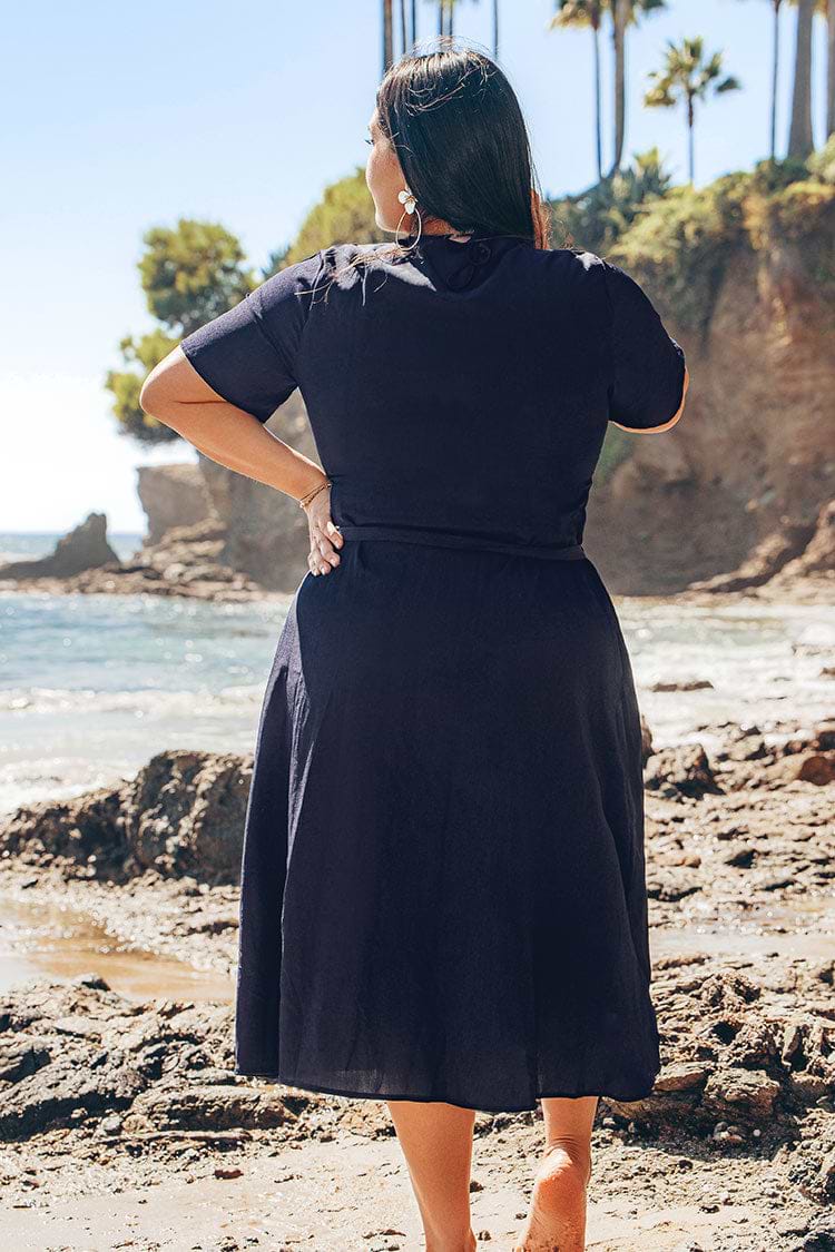 Robe grande taille boutonnée à col en V bleu marine