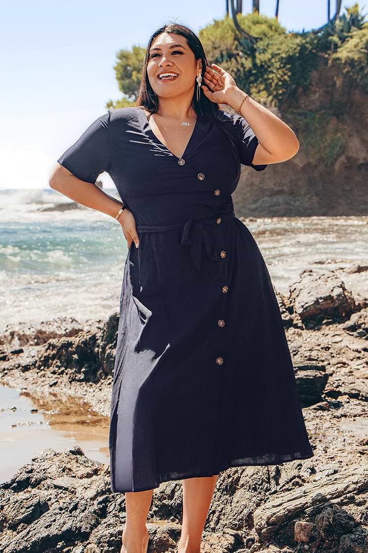 Robe grande taille boutonnée à col en V bleu marine