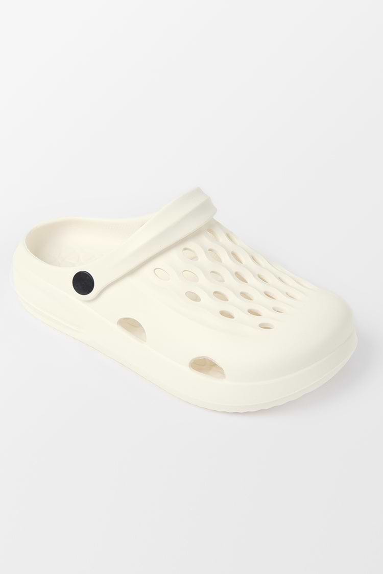Flache weiße Crocs mit quadratischem Zehenbereich