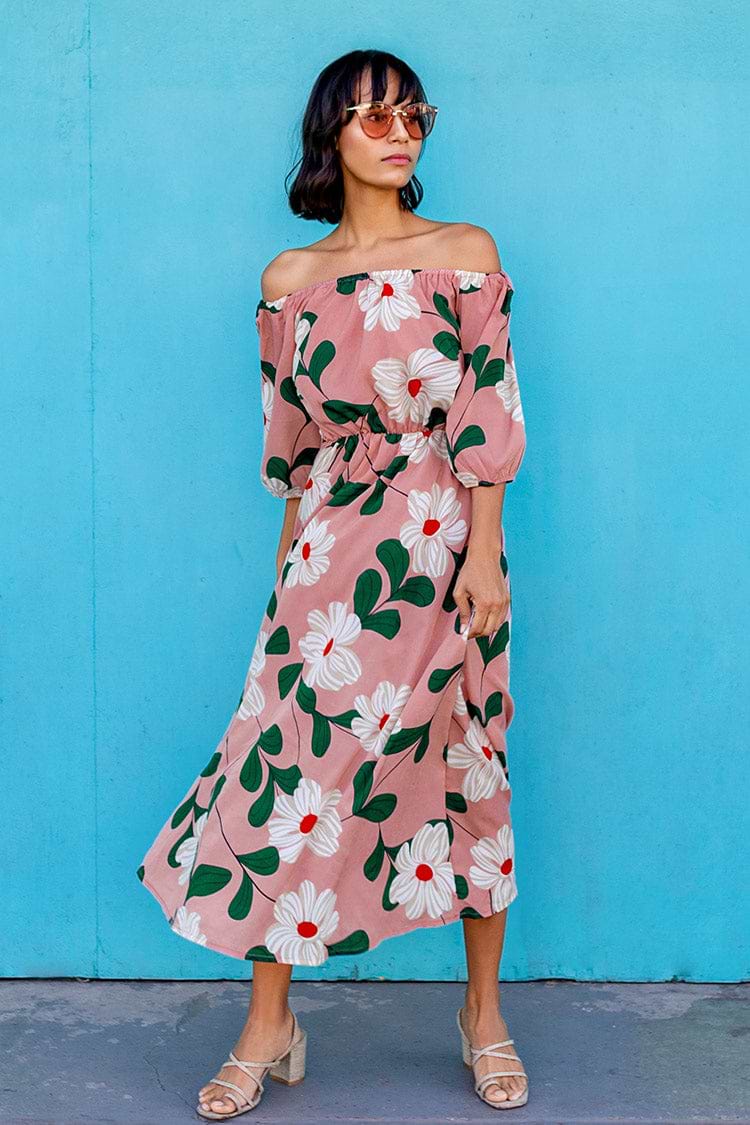 Robe longue à fleurs rose et épaules dénudées