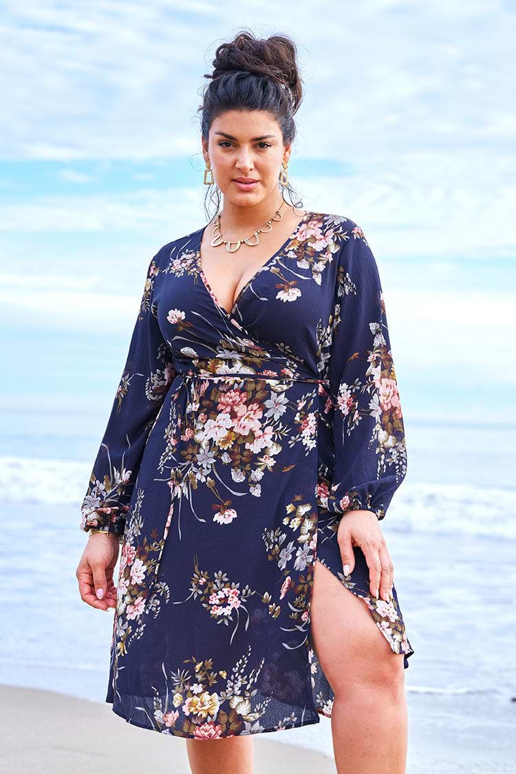 Robe cache-cœur bleu marine à imprimé floral et col en V
