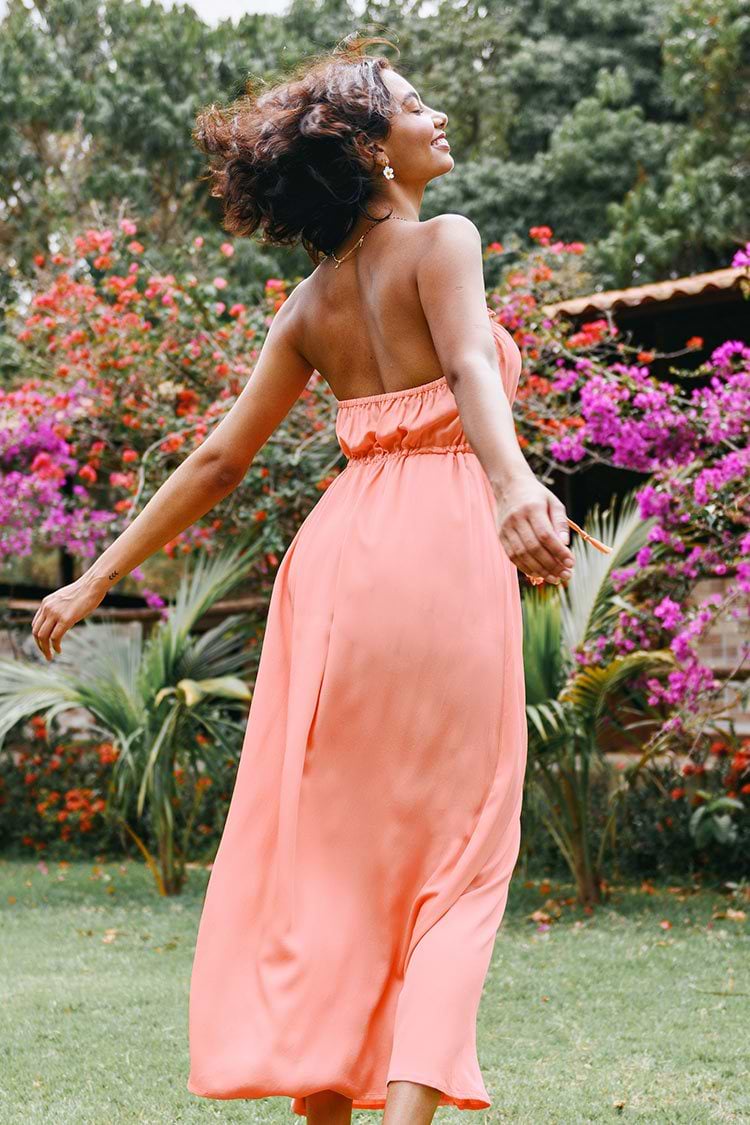 Vestido largo con espalda descubierta con volantes y cuello halter de Tara