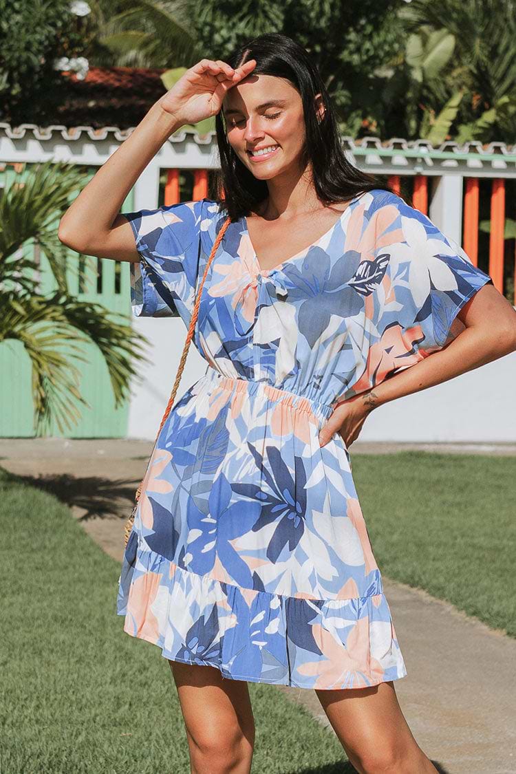 Kurzes Kleid mit V-Ausschnitt und kurzen Ärmeln