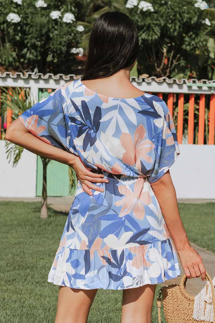 Kurzes Kleid mit V-Ausschnitt und kurzen Ärmeln