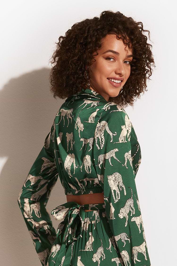 Top à manches longues et à col chemise ouvert sur le devant