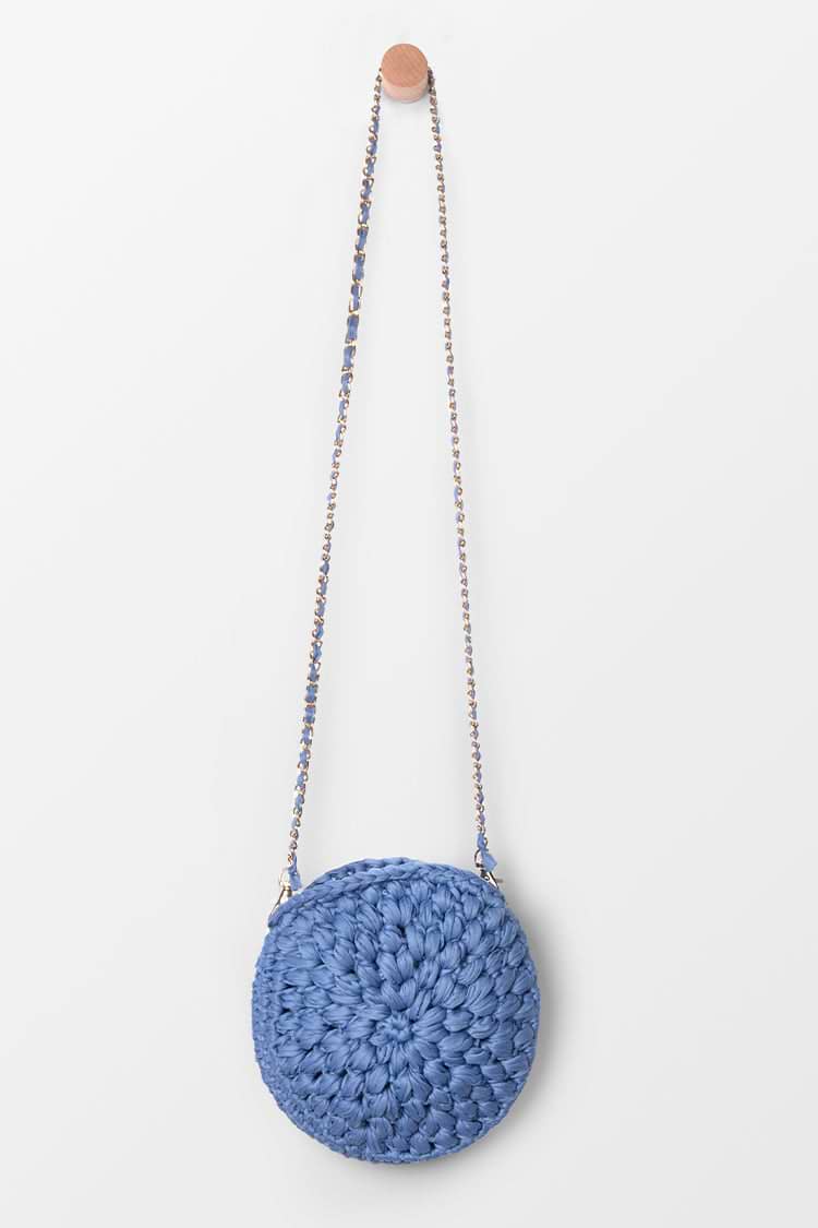 Kleine blaue Umhängetasche mit Kette