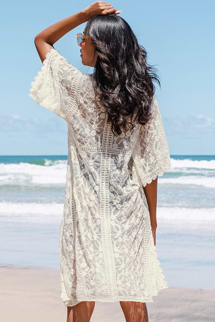 Kimono brodé à col en V et bordures en dentelle