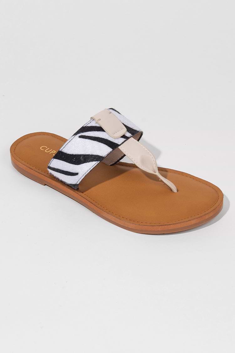 Flache Sandalen mit Tierprint