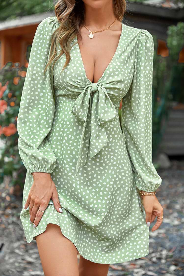 Kleid mit V-Ausschnitt und Puffärmeln