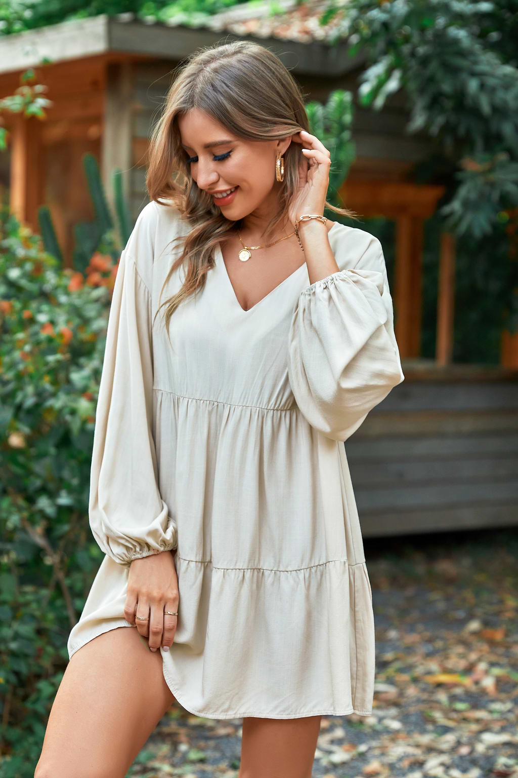 Aprikosenfarbenes A-förmiges Kleid mit V-Ausschnitt