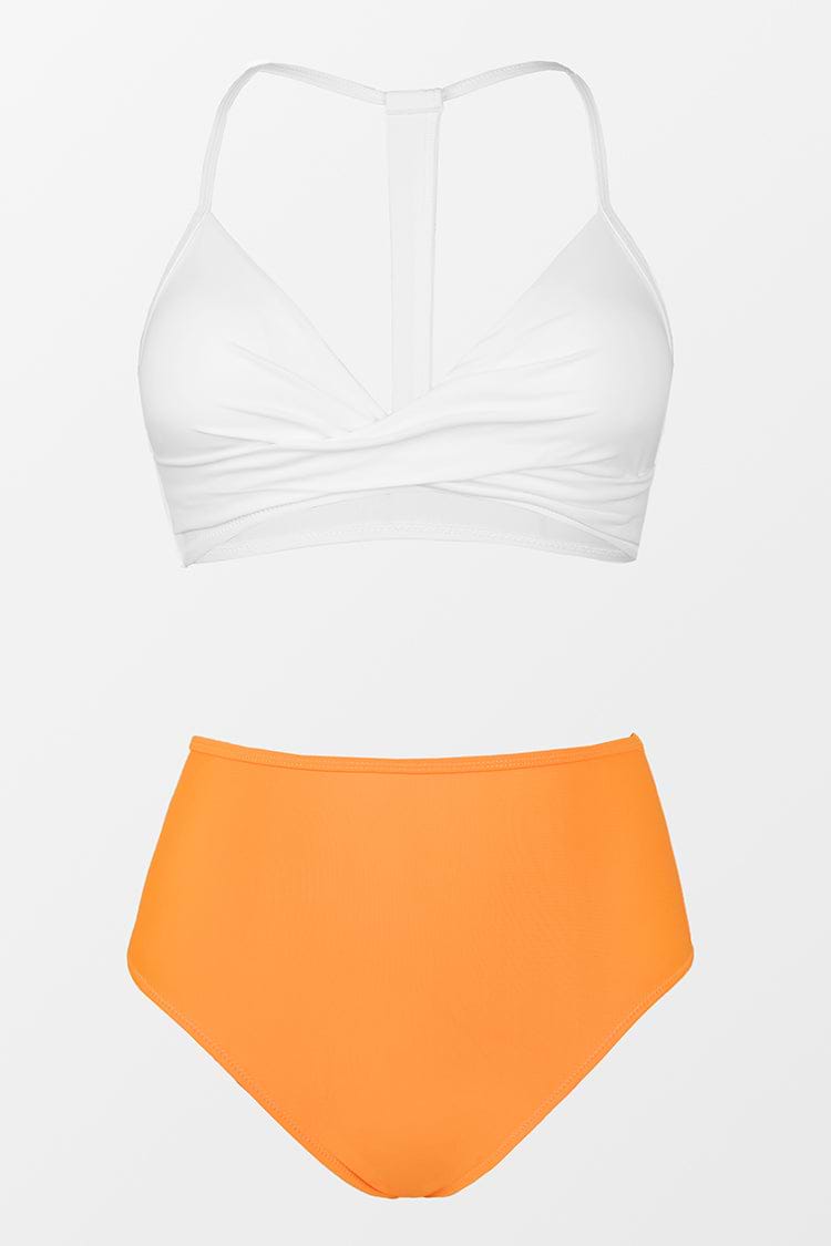 Weißer Bikini mit Orange High-Waist-Hose