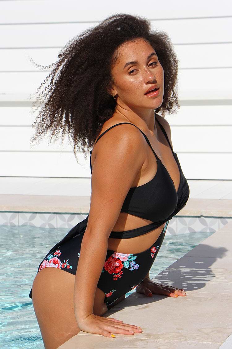 Bañador Negro y Floral de Una Pieza con Aberturas