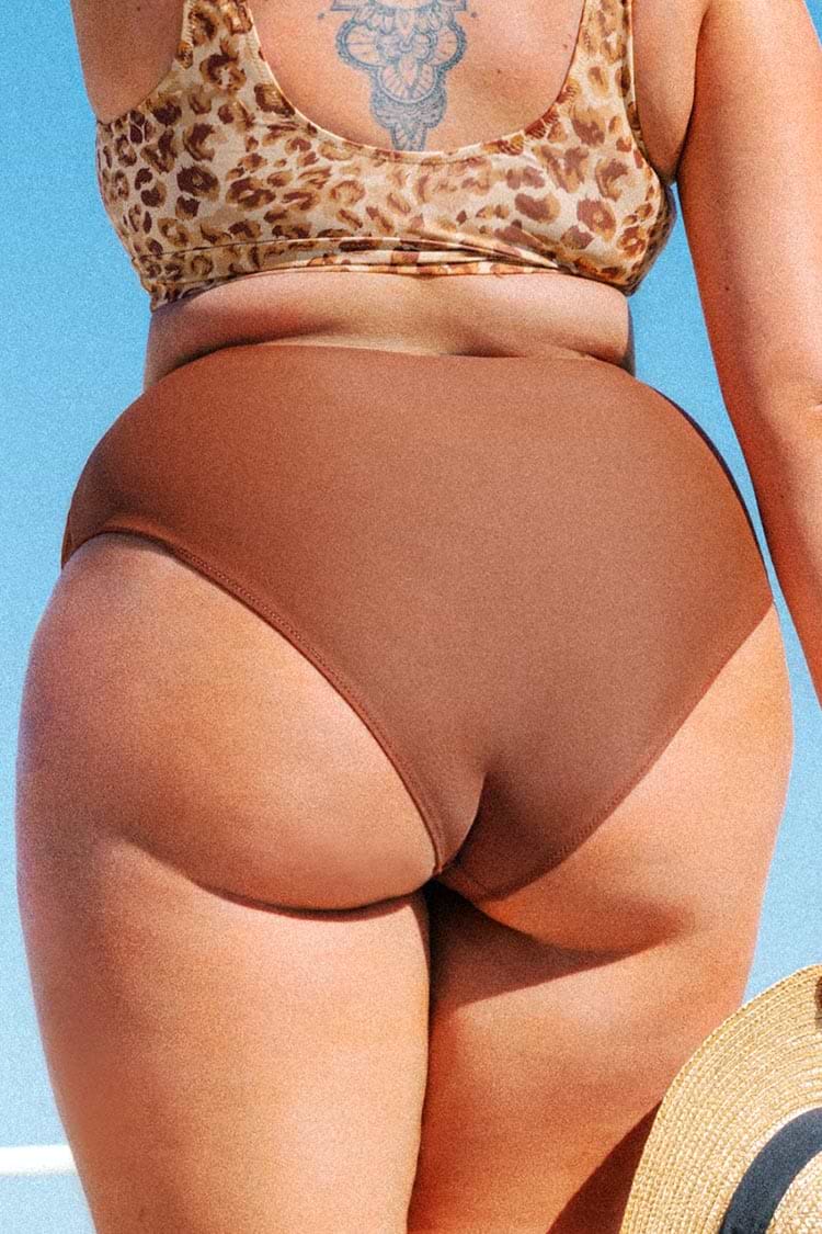 Calzón de bikini para tallas grandes de cintura alta con detalles fruncidos marrón Josie.