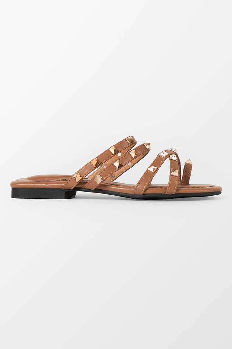 Flache Sandalen mit Nieten und offener Zehenpartie