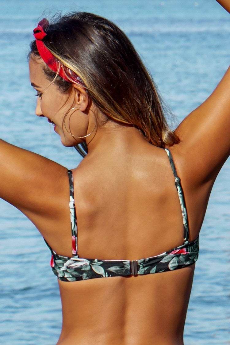 Top de bikini rojo floral con cuello V