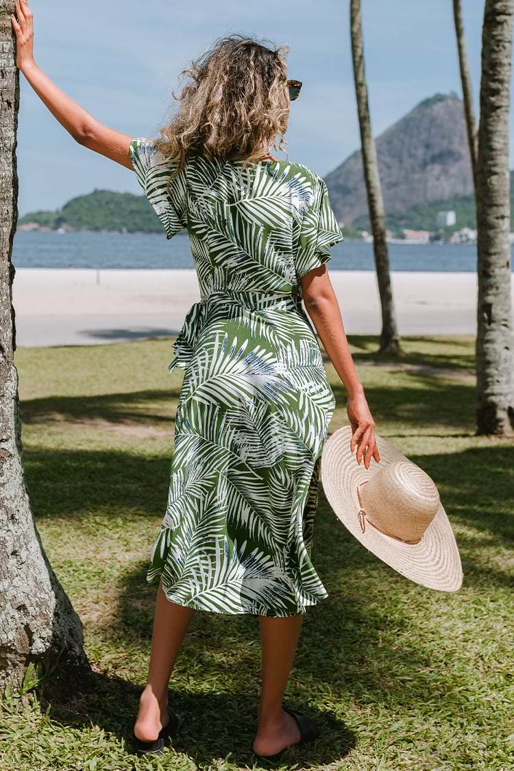 Robe portefeuille tropicale nouée à la taille
