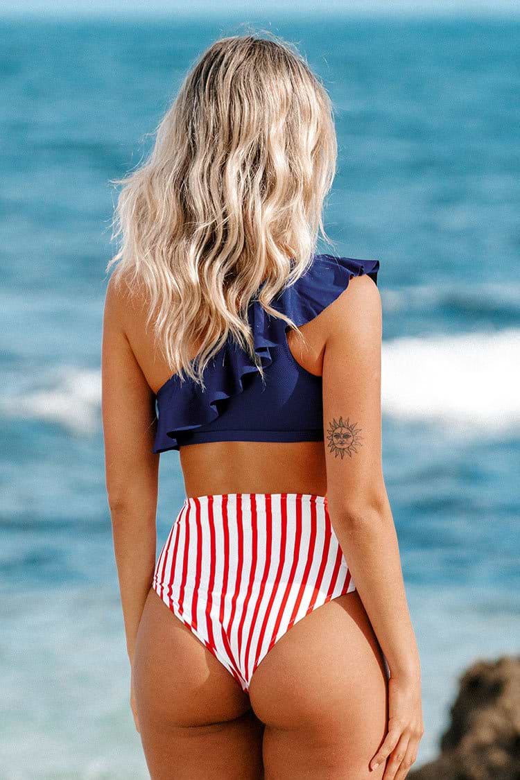 Bikini de Rayas de Un Hombro con Olanes