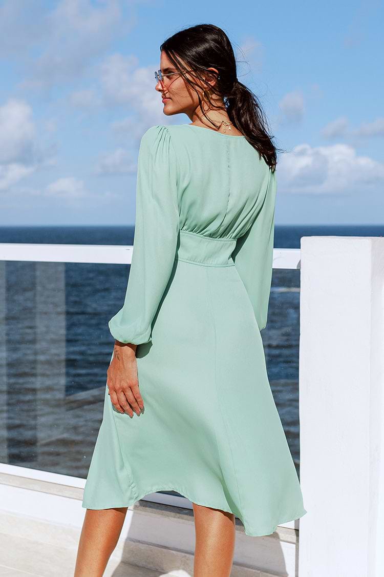 Kleid mit tiefem V-Ausschnitt und Knopfleiste vorne