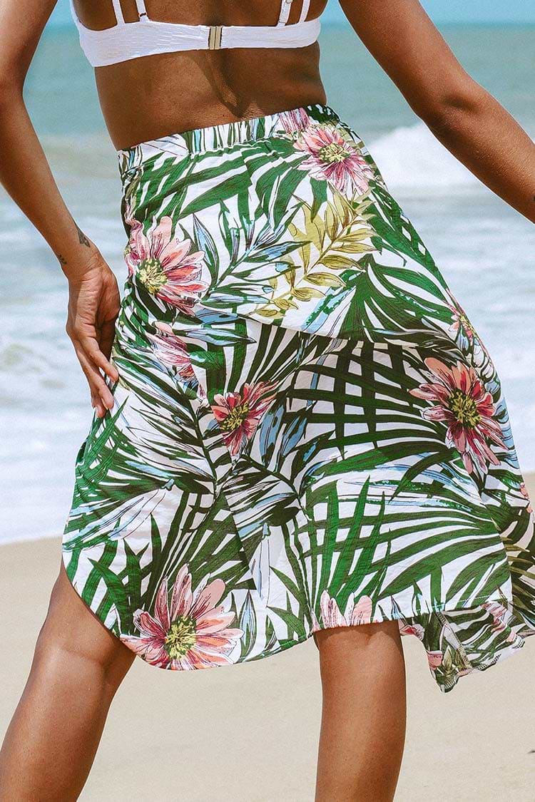 Strandrock mit tropischen Pflanzen