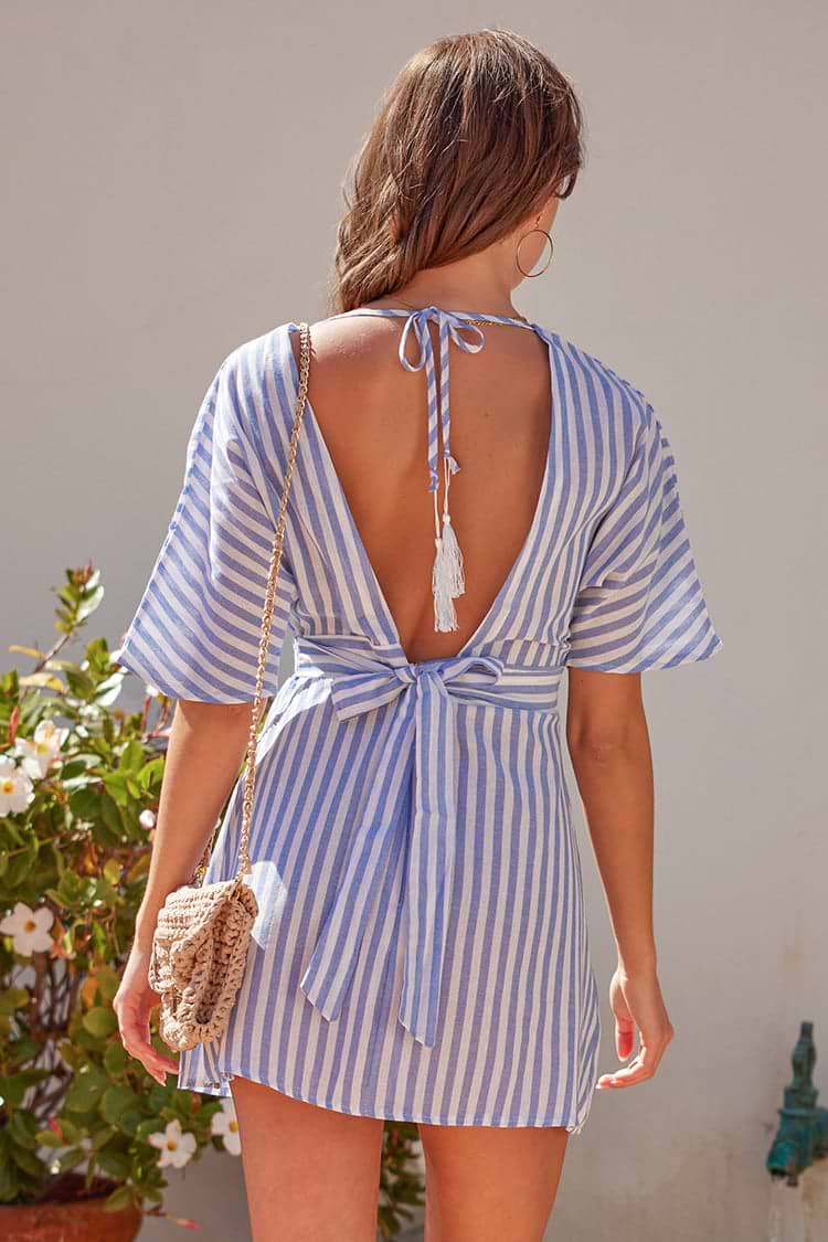 Kleid mit V-Ausschnitt und kurzen Ärmeln in A-Form